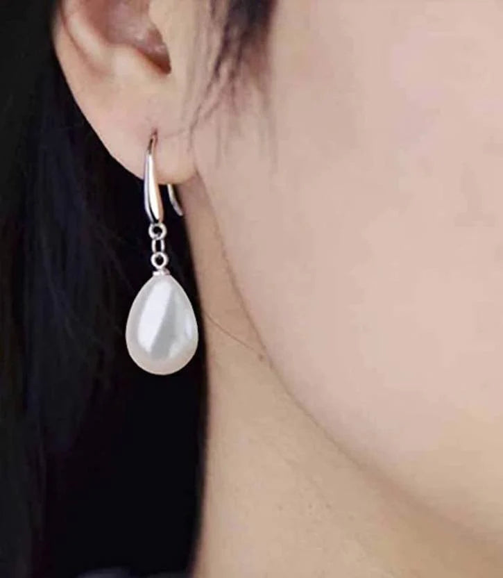 Minimal pearl drop earrings