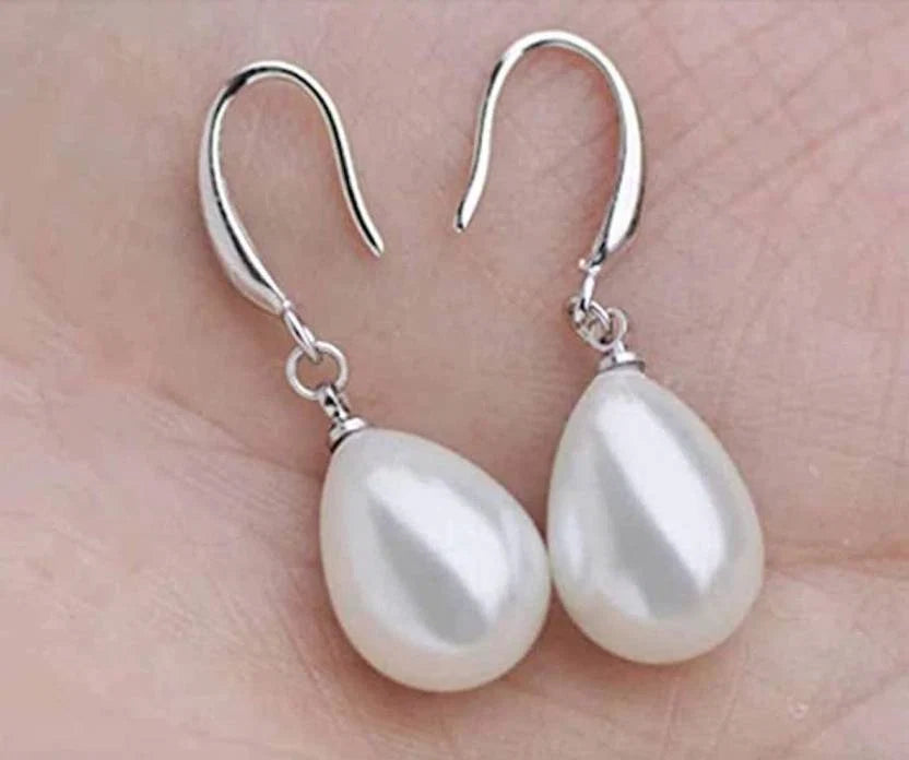 Minimal pearl drop earrings